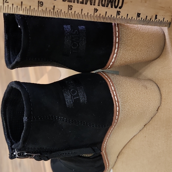 Toms, size 7.5, Black Microfiber material - Picture 3 of 7